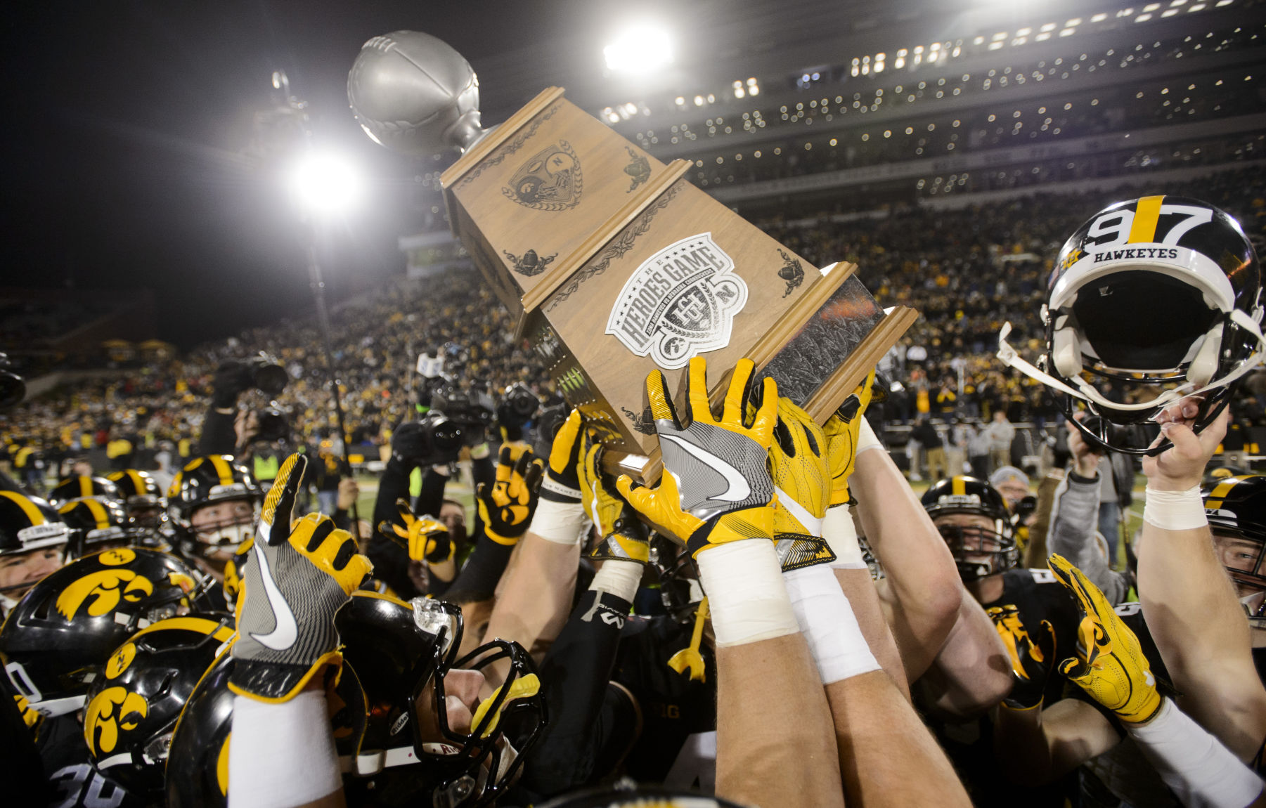 Huskers vs. Hawkeyes, 2016: Iowa 40, Nebraska 10